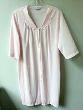 Vintage Vassarette women’s dressing robe with embroidered detail